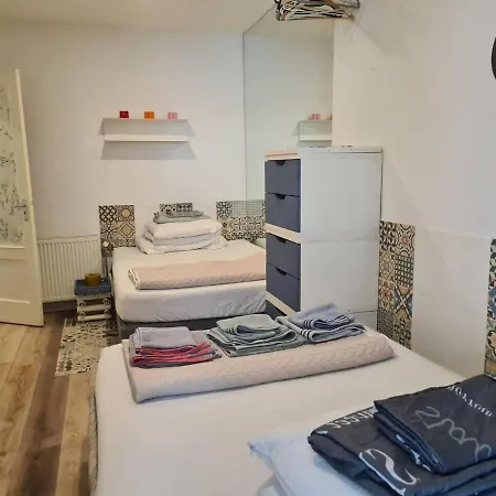 2 Double Bed In Sunny House In West *