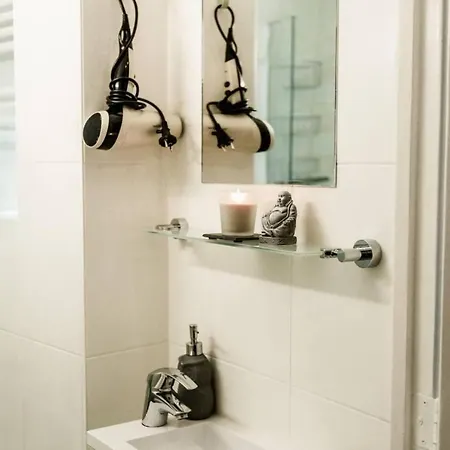 2 Double Bed In Sunny House In West