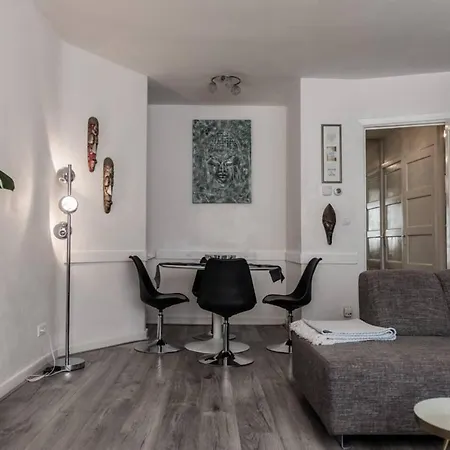 2 Double Bed In Sunny House In West *