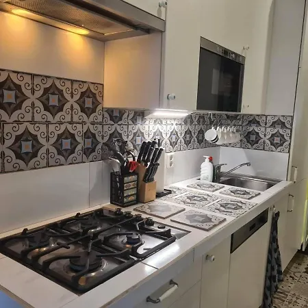 2 Double Bed In Sunny House In West