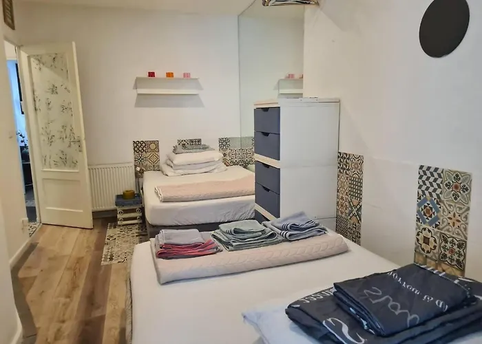 2 Double Bed In Sunny House In West *