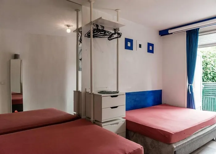 2 Double Bed In Sunny House In West *