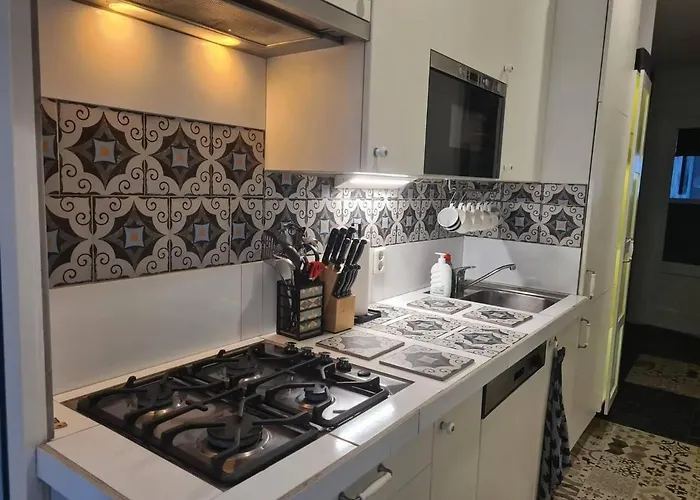 2 Double Bed In Sunny House In West