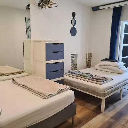 2 Double Bed In Sunny House In West Hébergement de vacances