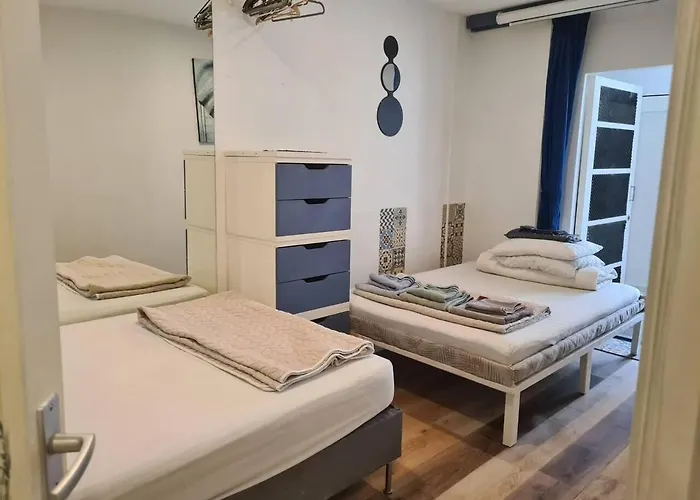 2 Double Bed In Sunny House In West Hébergement de vacances