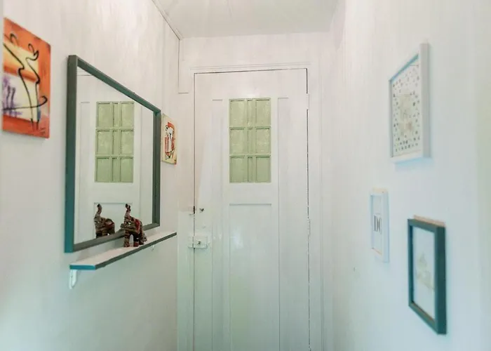 2 Double Bed In Sunny House In West Hébergement de vacances *